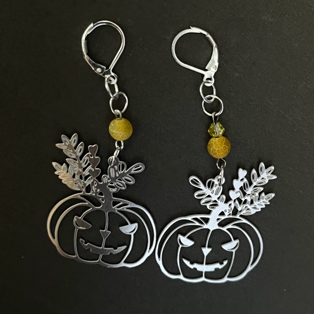 Jac O Lantern Earrings, handmade Halloween earrings, whimsical pumpkin earrings